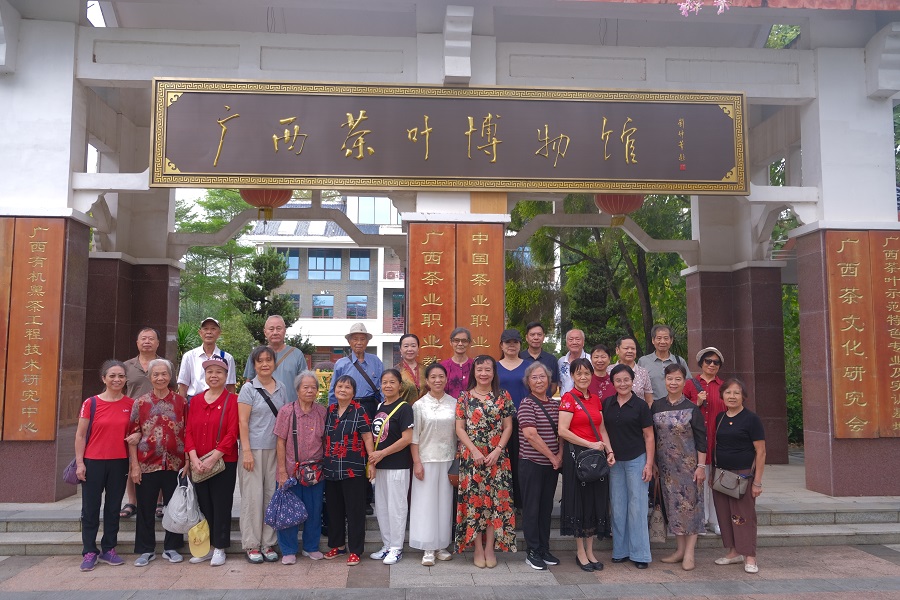 金秋敬老传美德 扎染承韵润桑榆&mdash;&mdash;广西药检院开展退休职工壮族非遗扎染体验活动